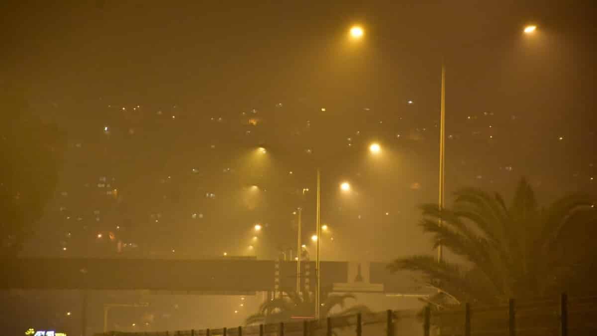 İzmir'de kış mevsiminin gelmesiyle birlikte, doğalgazın olmadığı bölgelerde vatandaşların ısınmak için evlerinde odun ve kömür yakması nedeniyle kirlilik oluştu.