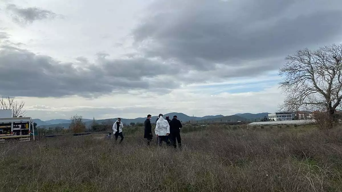 Kayboldukları yerin 5 kilometre ilerisinde su yüzeyinde bulunan ceset, i̇zmir emniyet müdürlüğü deniz polisi tarafından tarafından kıyıya çıkartıldı.