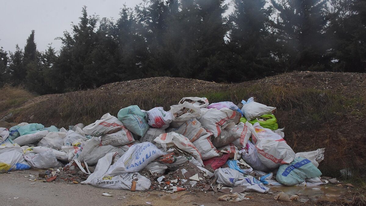 Kaçak molozlar çevre kirliliği yaşatıyor