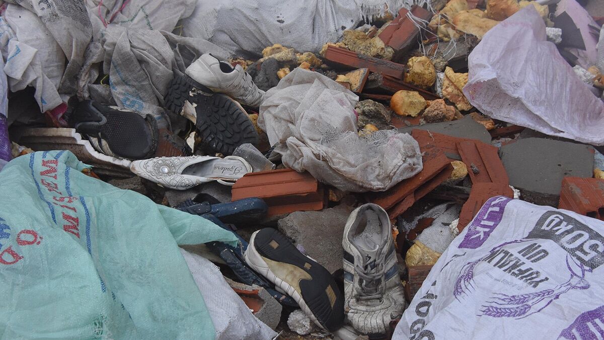 İzmir'in Gaziemir ilçesindeki ormanlık alan, evsel atıkların yanı sıra kaçak dökülen hafriyat ve molozlar nedeniyle çöplüğe dönerken, vatandaşlar önlem alınması istedi.