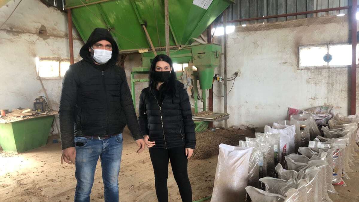 Şengül Sarıca (36), KOSGEB’de girişimcilik eğitimi aldıktan sonra atık orman ürünlerini yakıta çeviriyor.