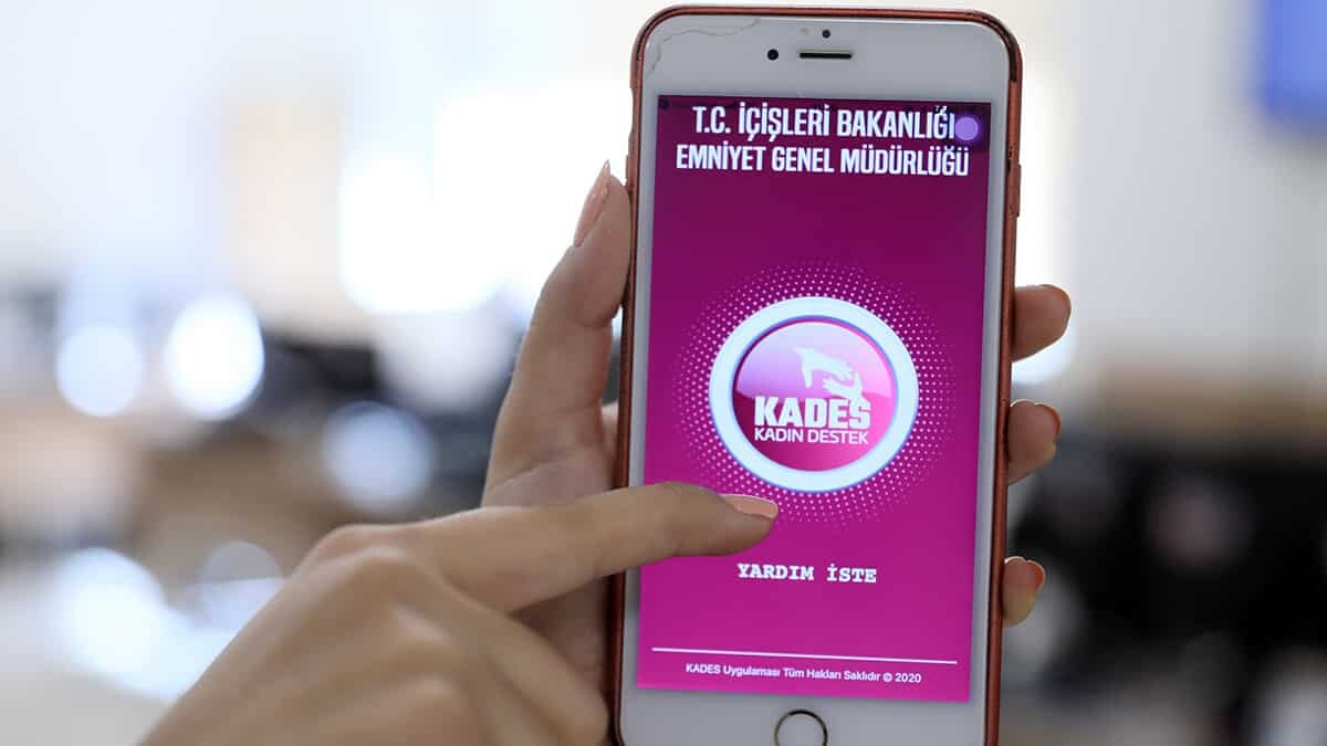 Olası tehlike anında kadınlara kısa sürede ulaşmak için kullanıma sunulan Kadın Destek Uygulaması KADES zamandan kazanç sağlıyor.