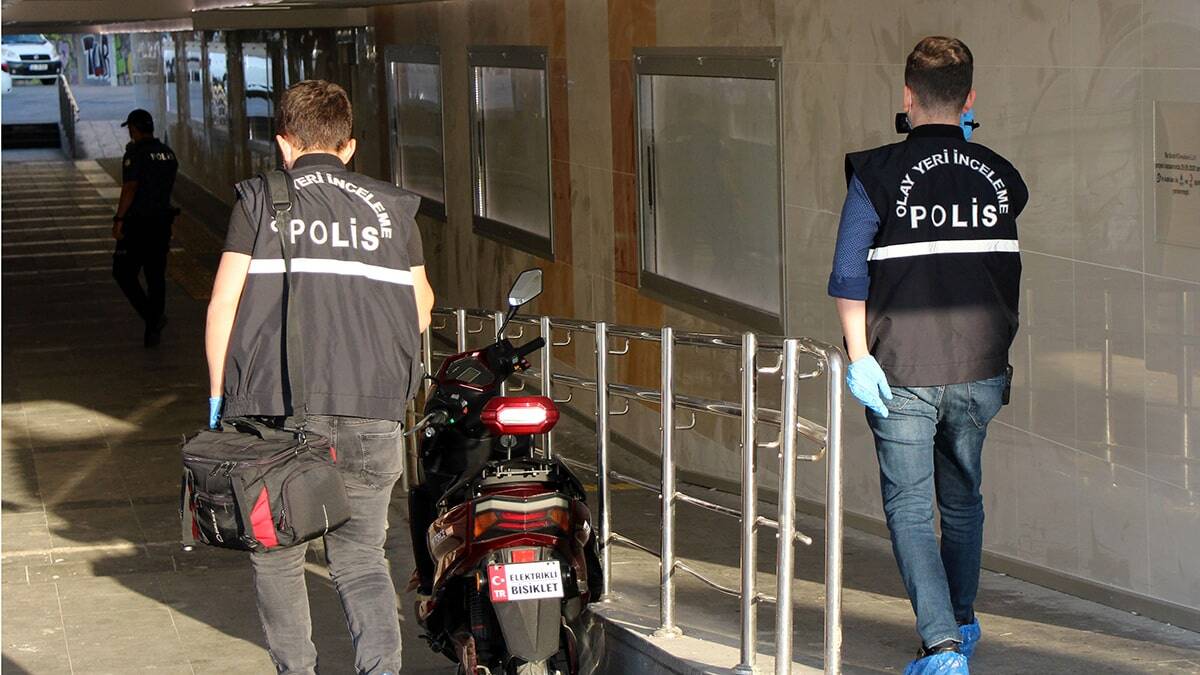 Kalaslı saldırgan onlarca kişinin önünde dehşet saçmış