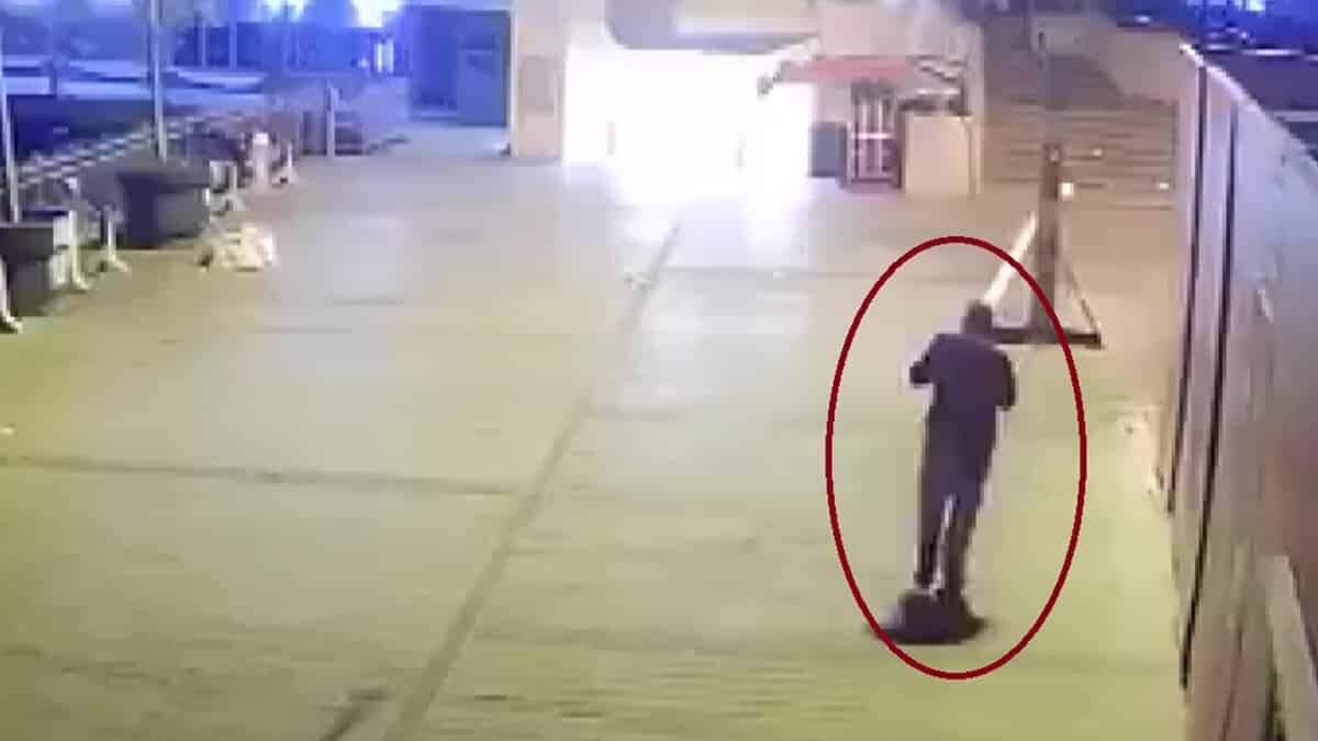 Agresif tavırlarıyla çevredekileri tedirgin eden kalaslı saldırgan onlarca kişinin önünde dehşet saçarak, trafiği durdurduğu anlar güvenlik kameralarına yansıdı.