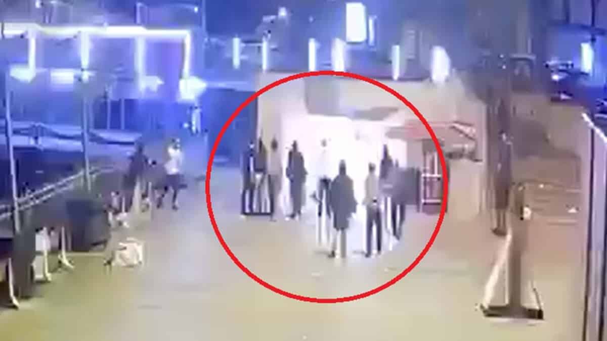 Kalaslı saldırgan onlarca kişinin önünde dehşet saçmış