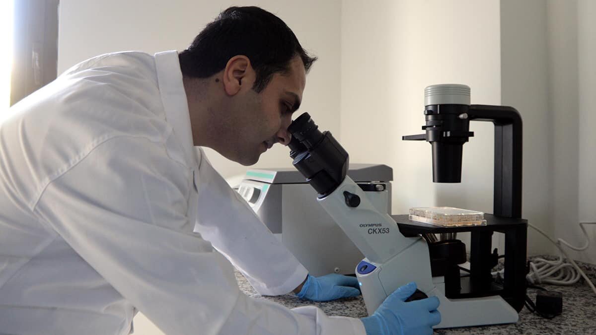 Doç. Dr. Furkan Ayaz'ın (31) geliştirdiği fotodinamik tedavi yöntemi ile kanser tedavisinde kullanılan kemoterapi ilaçlarının yan etkileri en aza indirilecek.