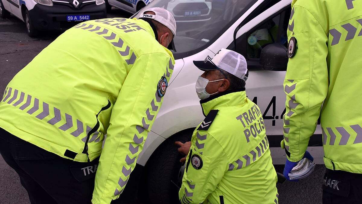 Yüksek kesimlerinde hafif kar yağışının etkili olduğu Tekirdağ'da, polis ekiplerince kış lastiği uygulaması gerçekleştirildi.