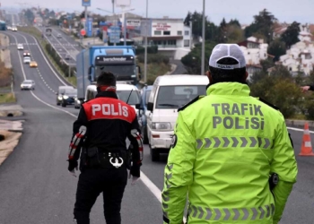 Yüksek kesimlerinde hafif kar yağışının etkili olduğu Tekirdağ'da, polis ekiplerince kış lastiği uygulaması gerçekleştirildi.