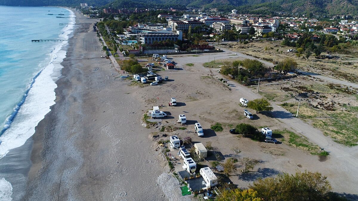 Antalya'nın Kemer ilçesi, Covid-19'dan korunmak için izole yaşamı tercih eden karavancıların merkezi oldu.