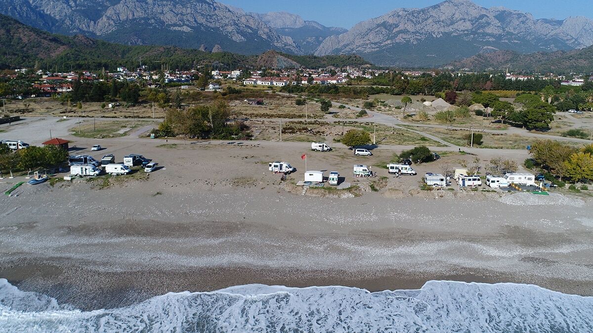 Karavanlarıyla gelenler, 5 yıldızlı tesislerin yanı başında, deniz kenarında hayatlarını sürdürüyor.