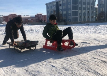 Kar yağışı kızaklarla kayan çocukları sevindirdi