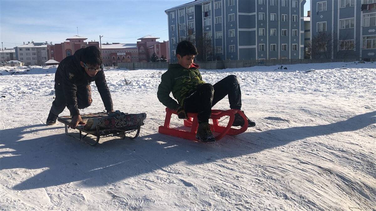 Kar yağışı kızaklarla kayan çocukları sevindirdi