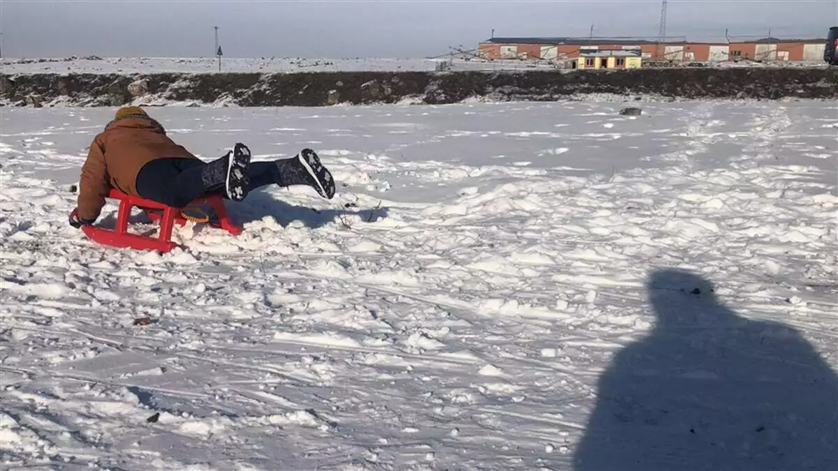 Kar yağışı kızaklarla kayan çocukları sevindirdi