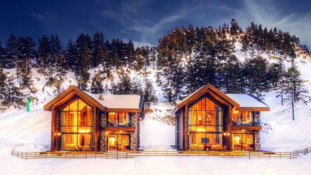 Bolu Kartalkaya'da bir otele ait 'luxury chalet' adı verilen dağ evlerinde yılbaşı gecesi konaklama bedeli 80 bin TL'ye kadar çıkabiliyor.
