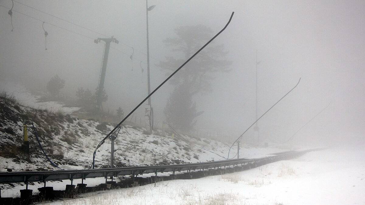 Bolu'nun kayak merkezi Kartalkaya'daki oteller, 25 Aralık'ta kayak sezonunu açmak için hazırlıklarını sürdürüyor.