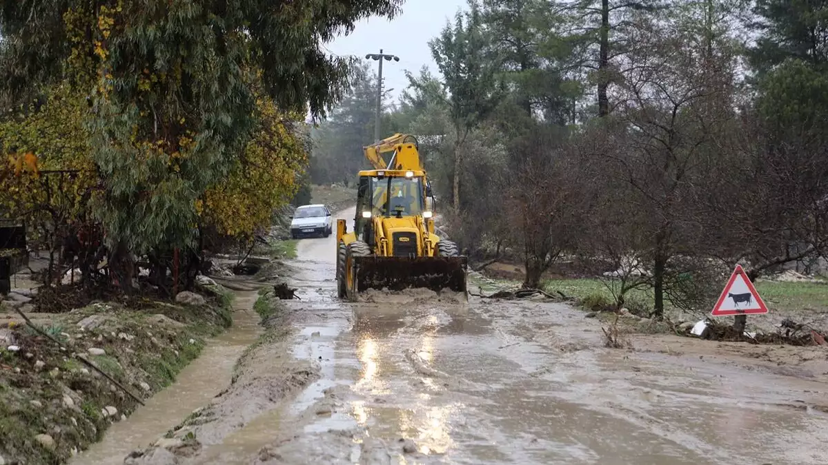 Antalya'nın kaş ilçesinde iki gün önce meydana gelen sel ve su baskınında 4 mahallede 70 dönüm alanın zarar gördüğü belirlendi.