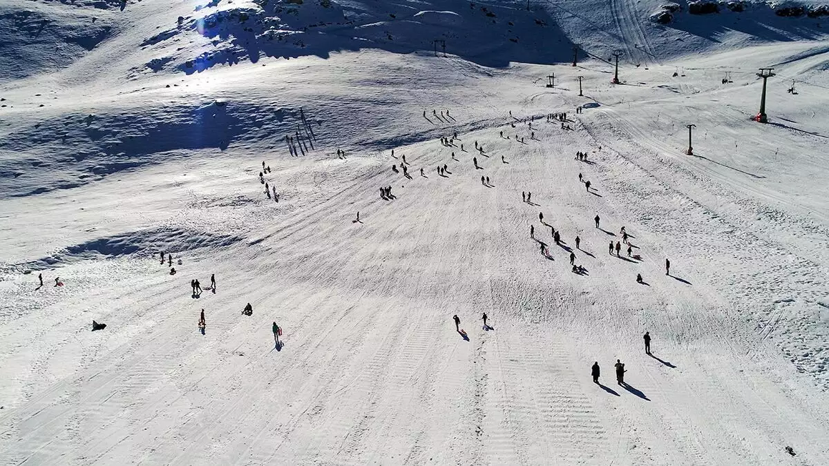 Kar yağışının başlamasıyla türkiye'de 50'yi aşkın kayak merkezinde hazırlıklar tamamlandı. Koronavirüs nedeniyle kayak merkezi otelleri de güvenli turizm sertifikası ile hizmet verebilecek.