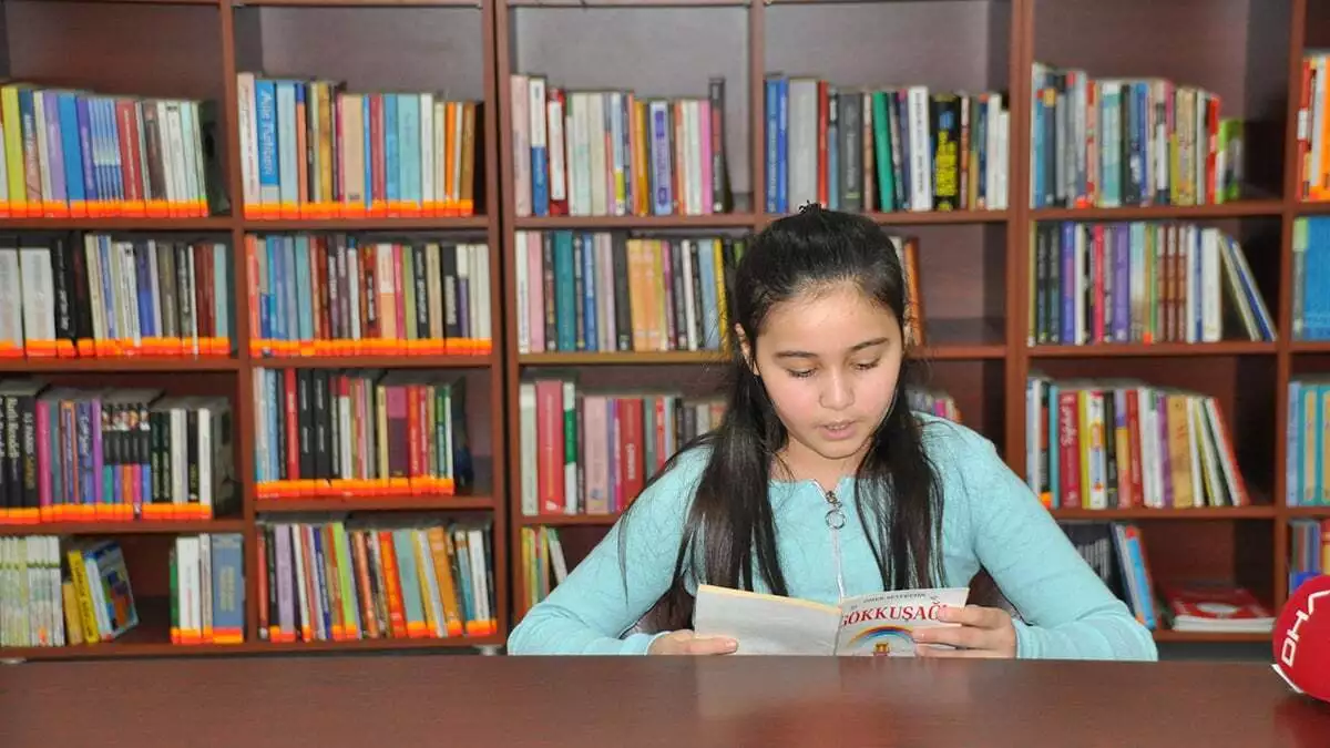 İstanbul'da yaşayan ortaokul öğrencisi melodi çakır (10), 3 yaşından bu yana yaşadığı kekemelik problemini aldığı eğitimle aştı. Bağcılar belediyesi'nin verdiği eğitime katılan küçük kızın şimdilerde en büyük hobisi ise konuşmak.