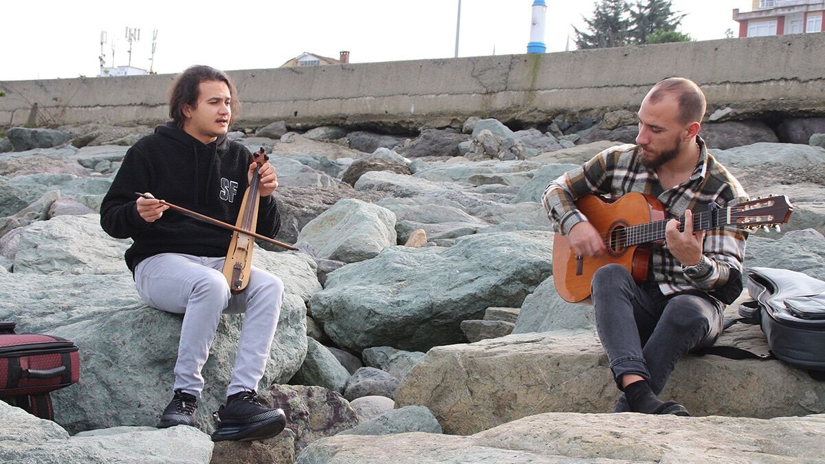 Rize’de müzisyen Sadık Şanal (26), Karadeniz’in vazgeçilmez enstrümanı kemençe ile arabesk pop ve rock gibi pek çok farklı müzik türlerini çalabiliyor.
