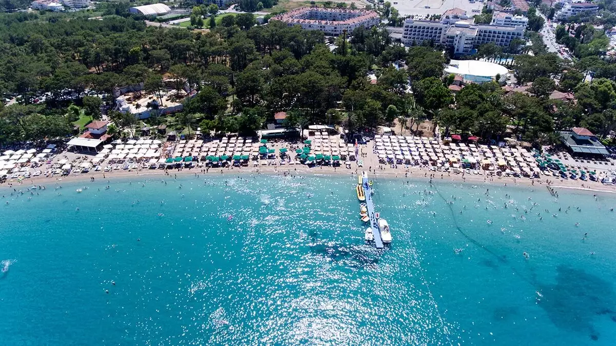 Antalya'nın kemer ilçesi bu yılın 11 aylık döneminde 1 milyon 100 bin yerli ve yabancı turisti ağırladı.