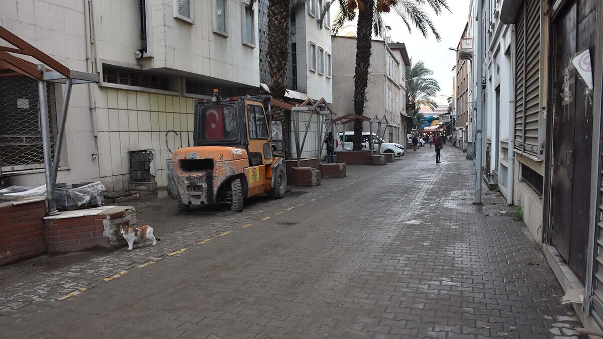 Bu çalışanların öğle tatilinde dışarı çıkıp bir şeyler yemeleri iş çıkışında eve giderken alışverişlerini buradan yapmaları bizi güçlendiriyordu. Az değil 3 bin-4 bin kişiden bahsediyoruz. Bu insanlar başka yere giderse ciddi sorunlar yaşarız.