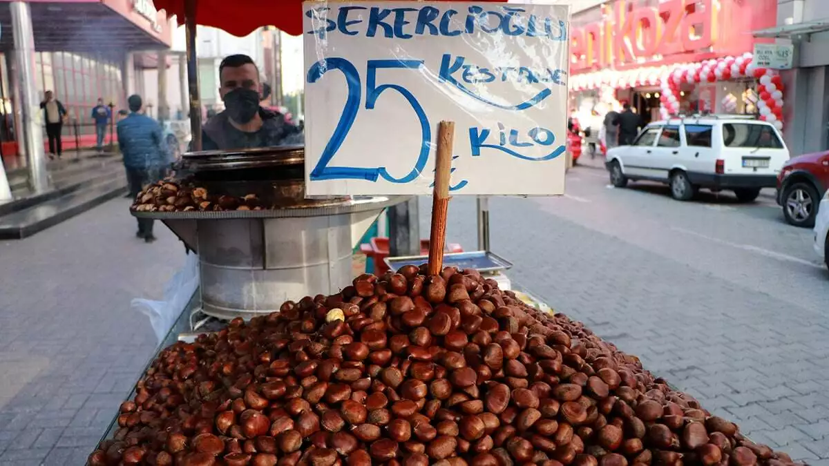 Adana'da çiğ olarak kilosu 20 tl, pişmişinin ise 80 tl’ye çıktığı kestanenin adet fiyatı 1 tl'yi geçti.