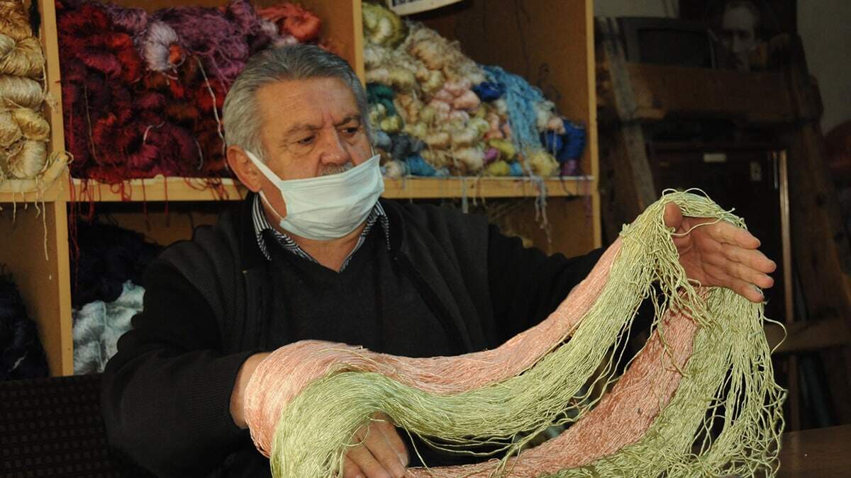 Kayseri'nin Hacılar ilçesinde yaşayan Kıbrıs Gazisi Ahmet Herdem (67), 40 yıldır ipek halıları dokuyarak, ilçenin geleneğini yaşatıyor.