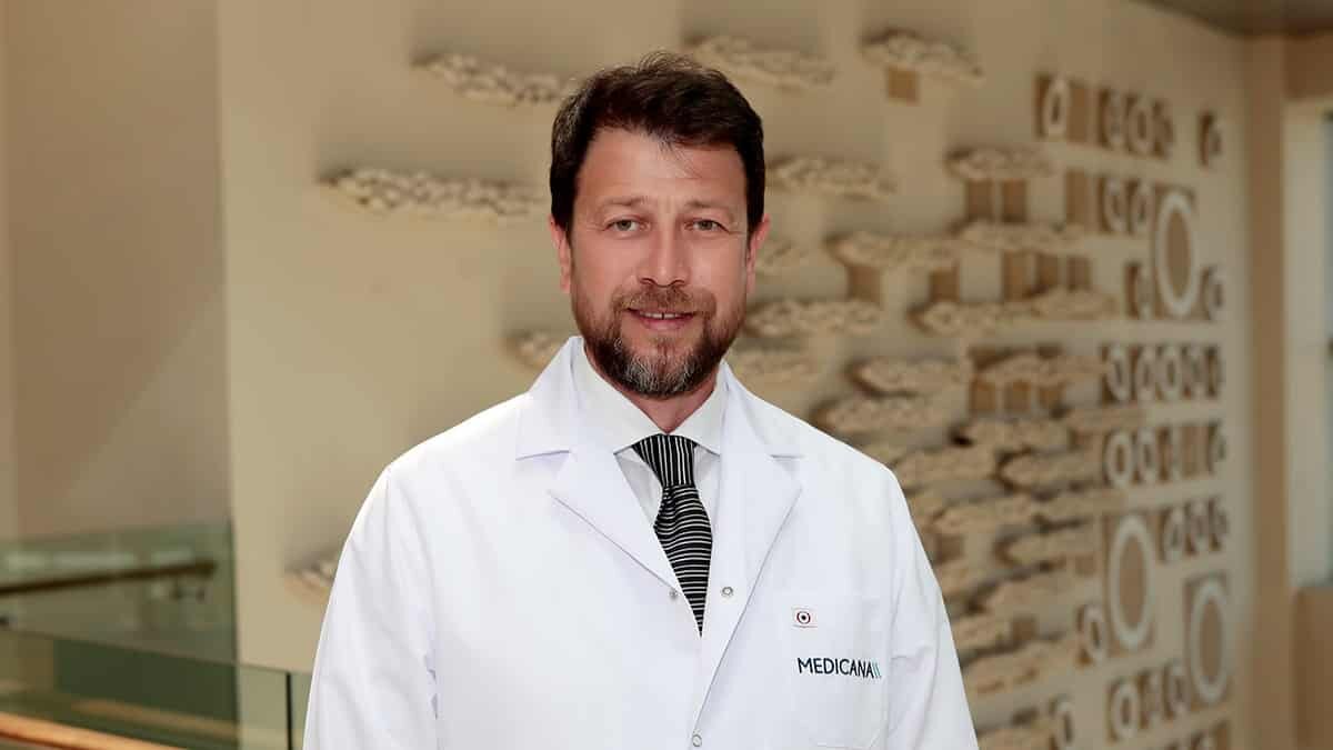 Bebeklerde yumuşak kıkırdağın oluşturduğu kalça eklemi zamanla anormal şekilde sertleşir. Kalça çıkığı tedavi edilmediğinde kalça eklemini oluşturan kıkırdakta yırtılma, aşınma meydana gelebilir.