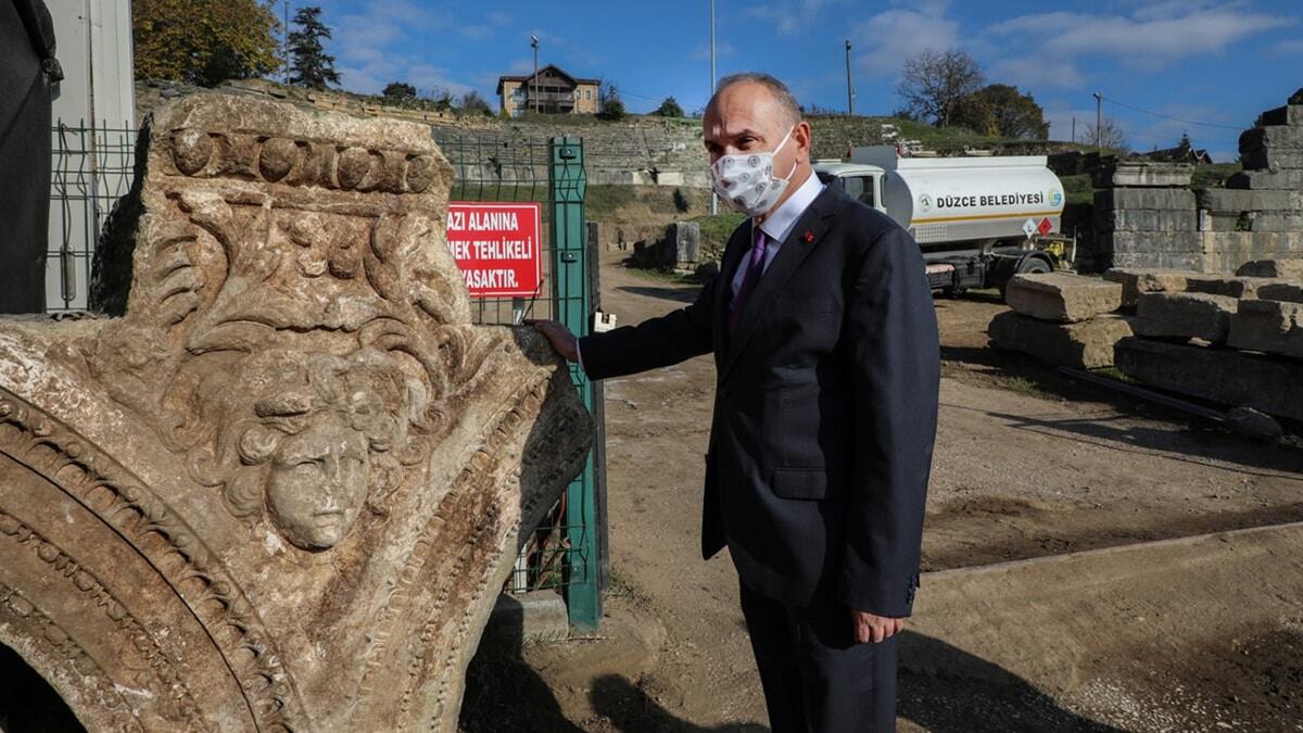 Düzce'de, Konuralp antik kentinde belediye tarafından yapılan kazılarda, Roma dönemine ait eserlerin çıkması İtalya ve Almanya'nın dikkatini çekti.
