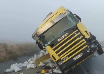 Askeri personeli taşıyan servis aracı TIR'la çarpıştı