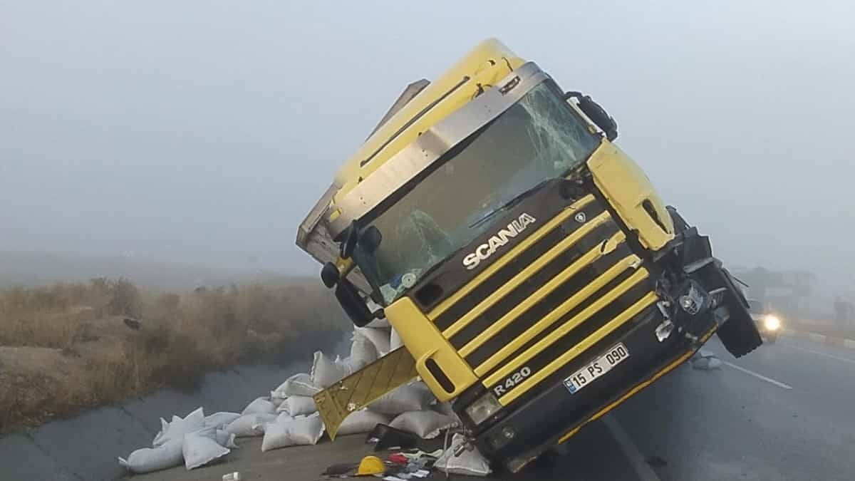 Askeri personeli taşıyan servis aracı TIR'la çarpıştı