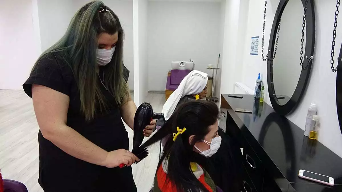 Düzce’de, koronavirüs salgını kadınların saç tercihlerine de yansıdı. Koronavirüs salgını döneminde, dışarı pek çıkmayan kadınların saç stilleri de değişti.