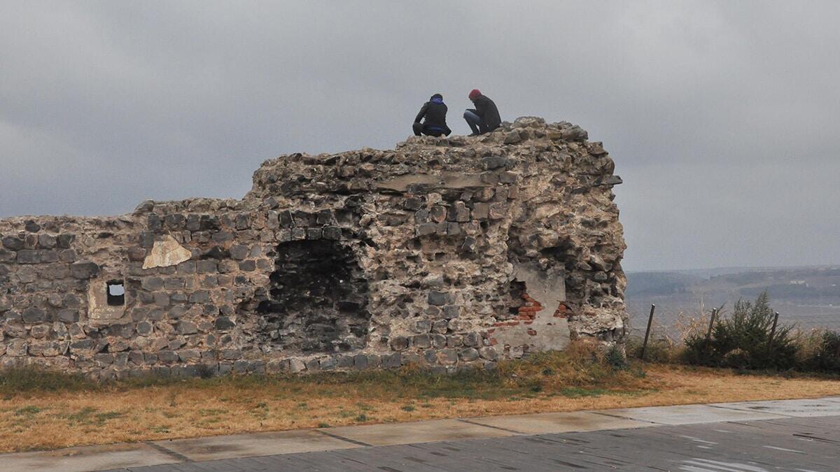 Diyarbakır'ın Sur ilçesinde, UNESCO Dünya Kültür Mirası Listesi'ndeki surlarda vatandaşların fotoğraf çekme tutkusu, koronavirüs salgını ve düşme riskine rağmen durmuyor.