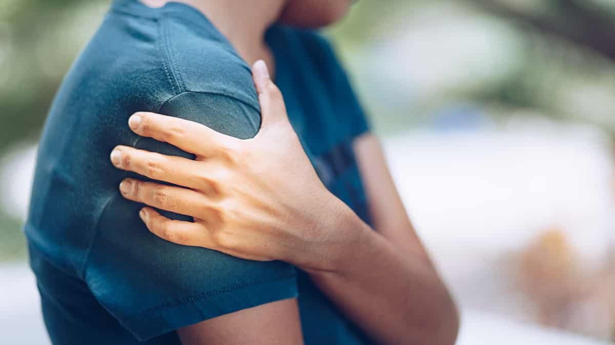 Op. Dr. Erdağ, “Yarım saatte bir eklemlerinizi hareket ettirin. Sabah uyandığınız zaman eğilme, gerilme, gibi kültür fizik hareketlerini yapın” dedi.