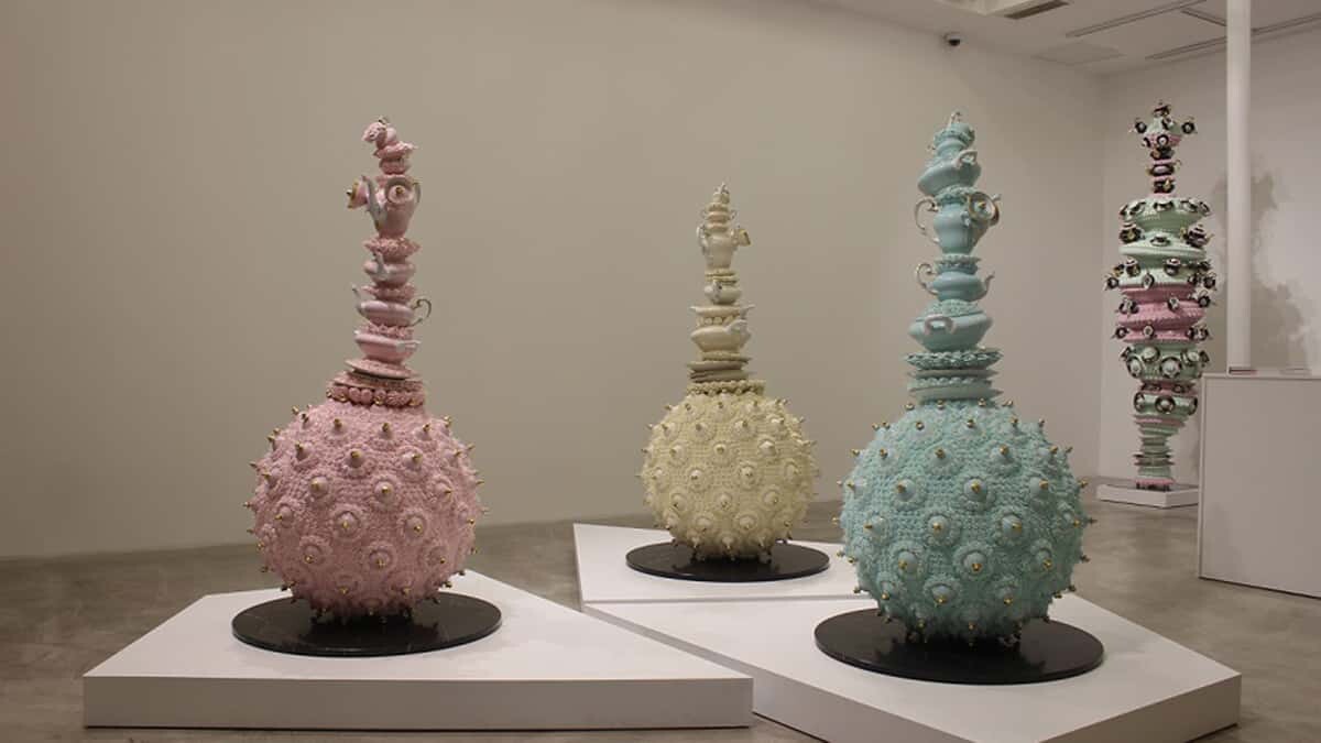 Krema hareketlerinden oluşan heykeller sergileniyor