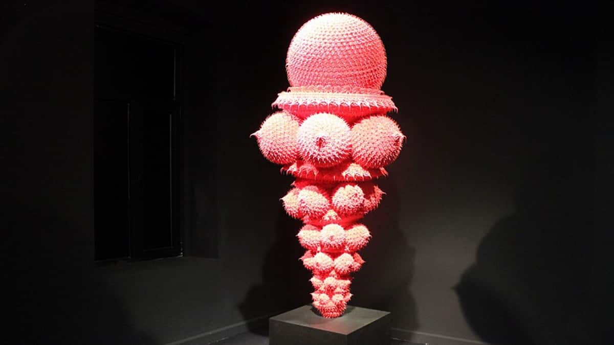 Berlinli sanatçı Anke Eilergerhard’ın Türkiye’deki ilk sergisi Resilience, minik krema hareketlerinden oluşan heykellerle sanatseverlerin dikkatini çekiyor.