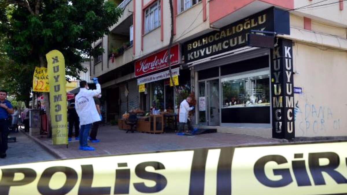 Kuyumculara müşteri gibi giren kişiler bir anda silahlarını çekip görevlileri etkisiz hale getiriyor, torbalara doldurdukları altınlarla kayıplara karışıyorlar.