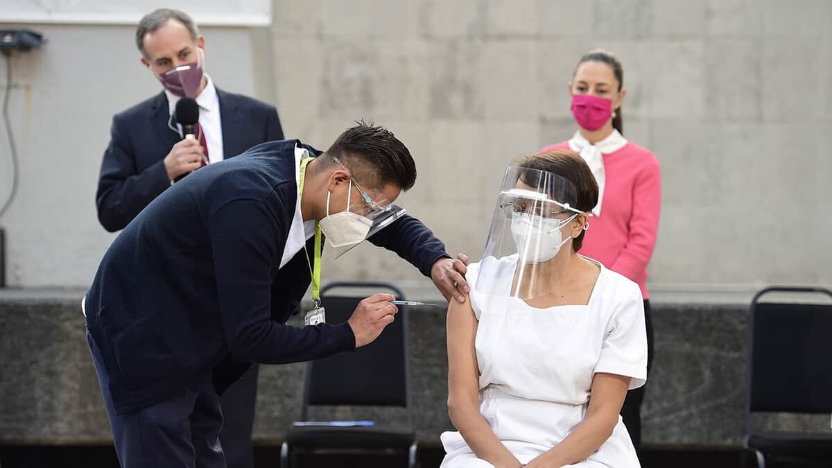 İlk aşı bir hemşireye yapıldı