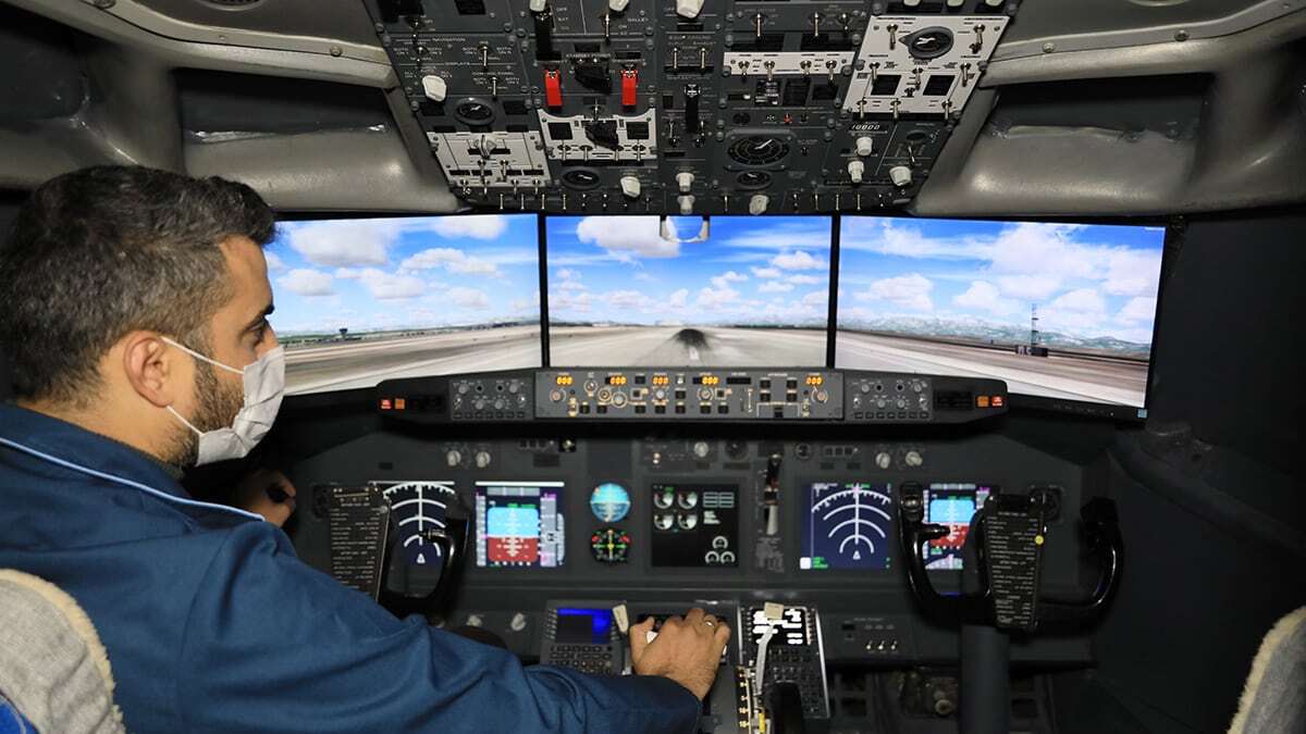 Antalya'da okul bahçesinde park haldeki yolcu uçağının kokpitine 750 bin liralık simülatör yerleştirildi.