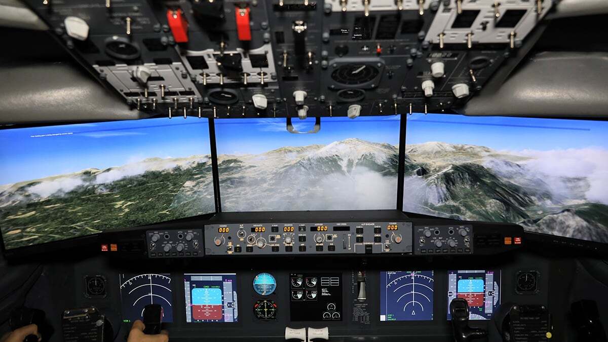 Yolcu uçağının kokpitine 750 bin liralık simülatör