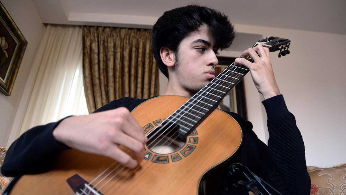 Barkan Canbolat (16), pandemi nedeniyle Çin'de online olarak düzenlenen Uluslararası Müzik Yeteneği Çevrimiçi Yarışması'nda, dünyanın en iyi dördüncü gitaristi oldu.