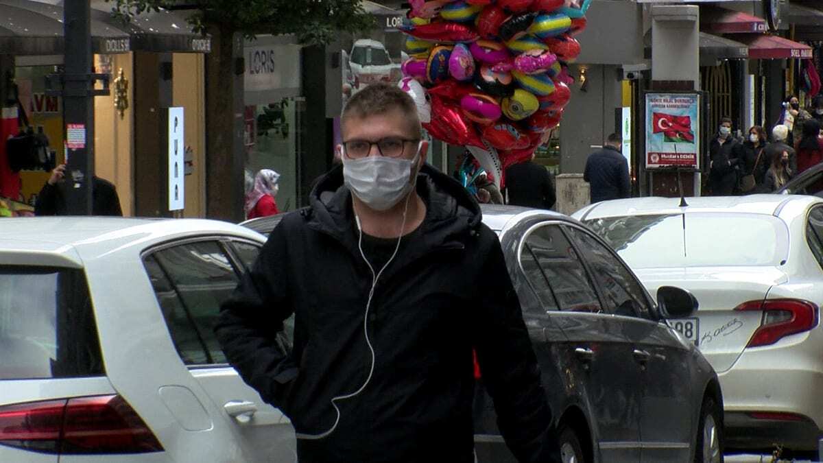 Uzmanlar vatandaşları uyararak gözlük kullananların bir kat daha dikkatli olması gerektiğini söyleyerek dışarıdan eve gelince gözlüklerimizi temizlememizde fayda var dedi.