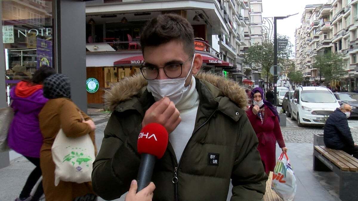Koronavirüsten korunmak için önemli olan maske, gözlük camlarında buharlanmaya neden olduğu için birçok kişiyi zorluyor. Özellikle maskenin ön yüzüne dokunduktan sonra gözlük camındaki buharı silmeye çalışmanın virüs yayılımına neden olabileceğini belirten Enfeksiyon Hastalıkları ve Klinik Mikrobiyoloji Uzmanı Dr. Nurullah Dikmen, “Gözlük kullanan vatandaşlarımızın bir kat daha dikkatli olması gerekiyor, dışarıdan eve gelince gözlüklerimizi temizlememizde fayda var. Maskeye dokunduktan sonra gözlüğe temas etmemek gerekiyor” dedi.