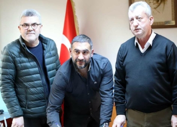 TFF 1'inci Lig kulüplerinden Menemenspor'da Cenk Laleci'nin yerine teknik direktörlük görevine getirilen Ümit Karan resmi sözleşme imzaladı.