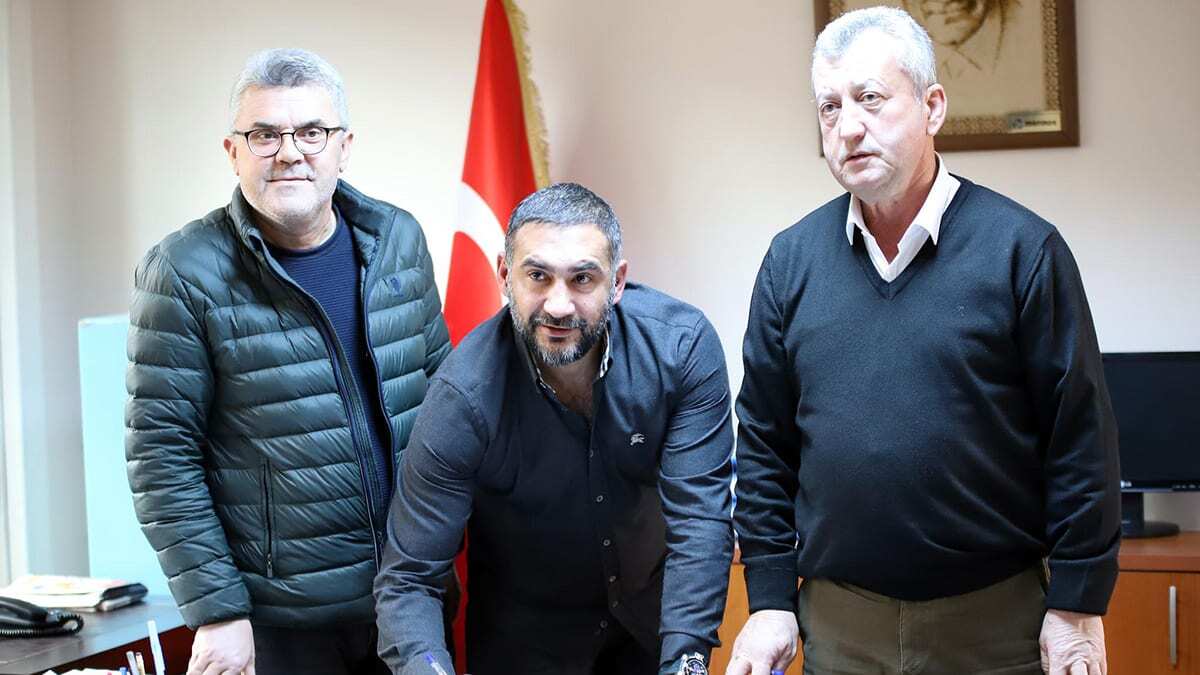 TFF 1'inci Lig kulüplerinden Menemenspor'da Cenk Laleci'nin yerine teknik direktörlük görevine getirilen Ümit Karan resmi sözleşme imzaladı.