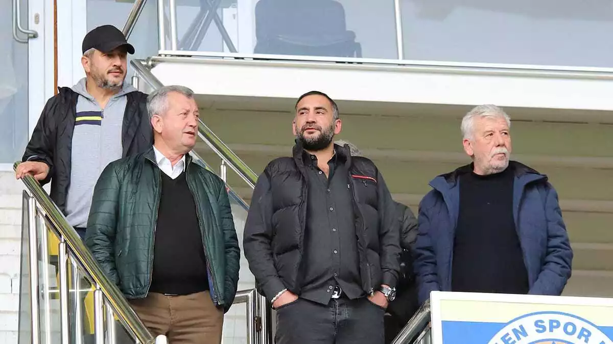 Tff 1'inci lig kulüplerinden menemenspor'da cenk laleci'nin yerine teknik direktörlük görevine getirilen ümit karan resmi sözleşme imzaladı.