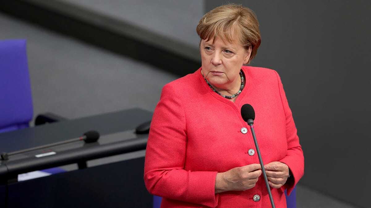 Merkel, Uğur Şahin ve Özlem Türeci ile görüştü