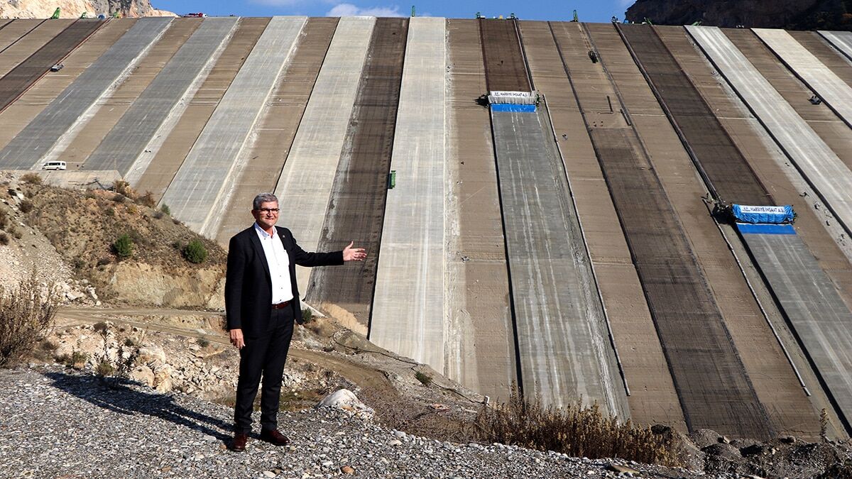 Mersin'in Tarsus ilçesinde, kent enerjisinin %20'si ile 37 köy ve 184 bin dekar arazinin de sulamasını sağlayacak olan Pamukluk Barajı’nın inşaatı sürüyor.