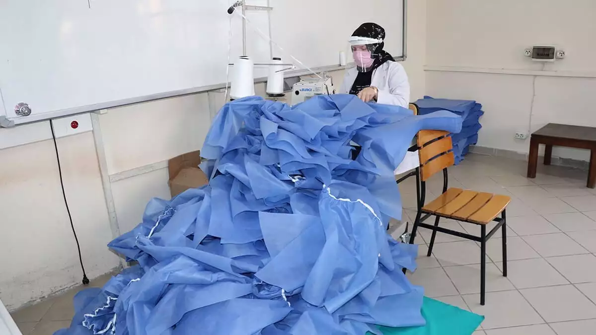 Pandemi sürecinden sonra üretim yelpazelerinin genişlediğini belirten okul müdürü emine çelebi, "55 bin adet tek kullanımlık önlük üretip hastanelerimize gönderdik. Hastanede kullanılabilen aklınıza gelen her türlü tekstilin üretimini burada yapabiliyoruz" dedi.