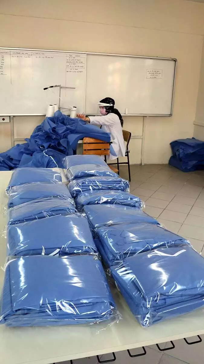 Samsun'da öğretmen, öğretici ve öğrenciler, pandemi sürecinde anadolu lisesi’nde oluşturulan tekstil atölyesinde, sağlık çalışanları için kıyafet ve özel önlük üretiyor.
